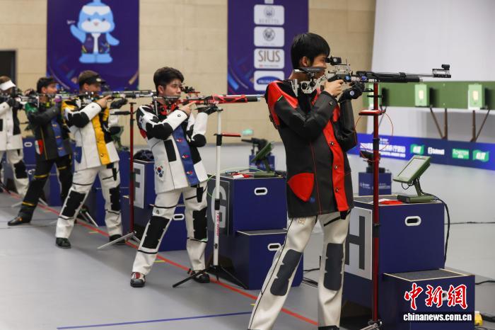 意大利选手索拉佐打破世界纪录夺冠，盛李豪摘