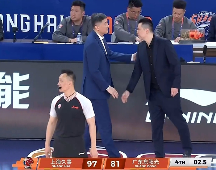 上海男篮三连胜登顶积分榜 广东篮板失控成溃败