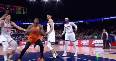 上海男篮三连胜登顶积分榜 广东篮板失控成溃败