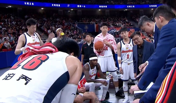 上海男篮三连胜登顶积分榜 广东篮板失控成溃败