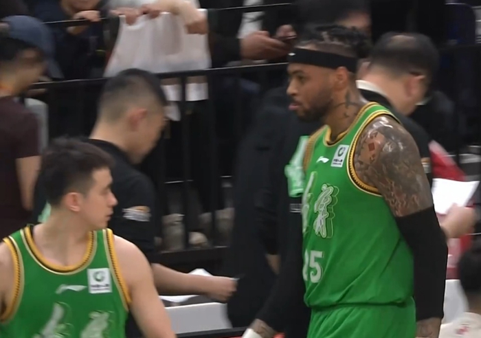 上海男篮三连胜登顶积分榜 广东篮板失控成溃败