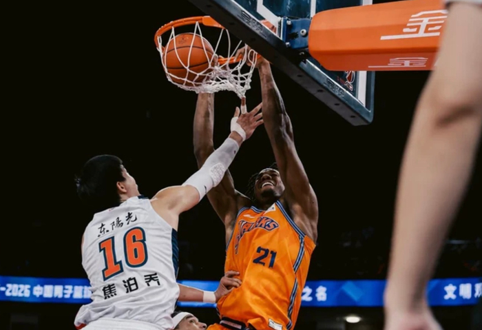 怀特塞德统治内线，上海男篮三战横扫广东男篮