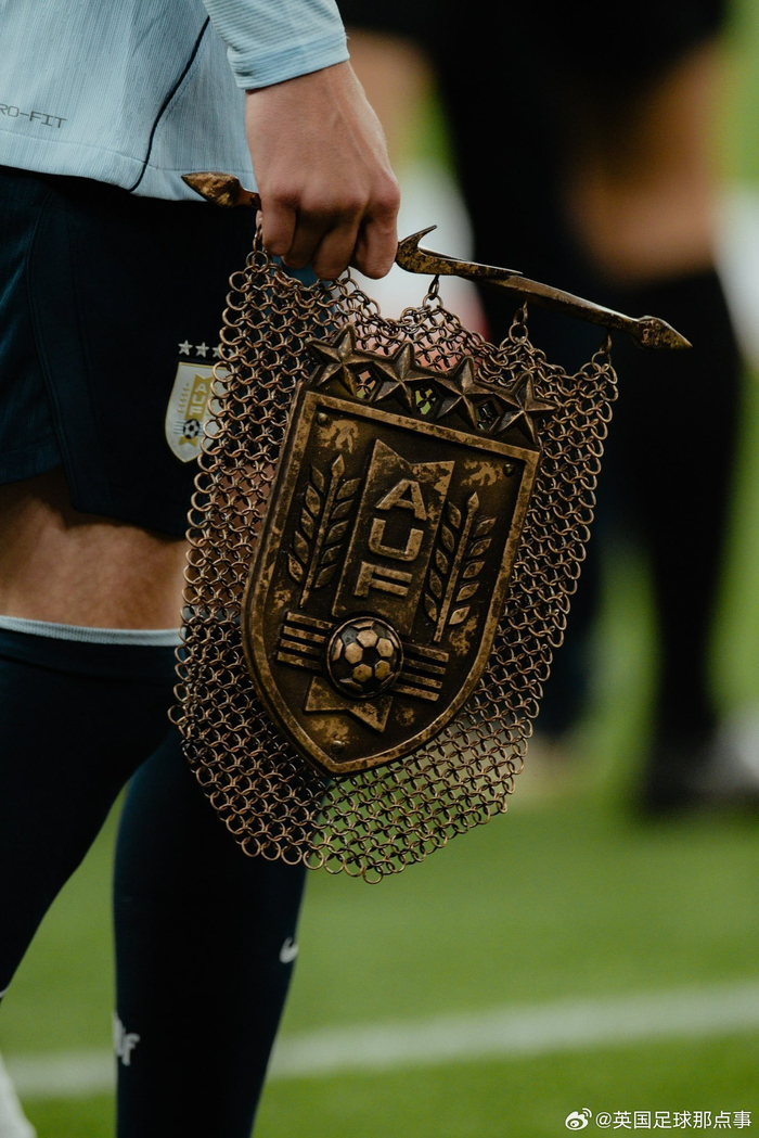 乌拉圭队旗亮相庆祝耐克战袍首秀 英格兰1-1战平