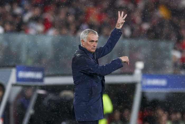 曼联名宿巴特力挺穆里尼