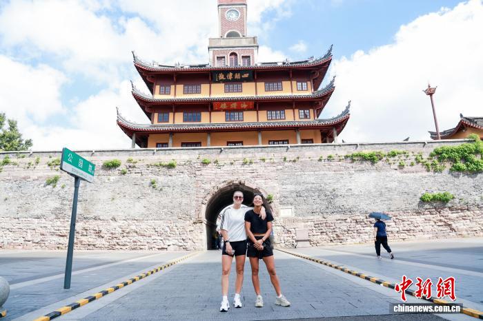 穆霍娃韩天遇宁波鼓楼文化体验 共赏千年古韵