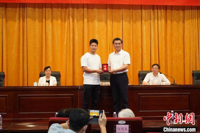 苏炳添捐赠百万元设立暨南大学高水平运动员培