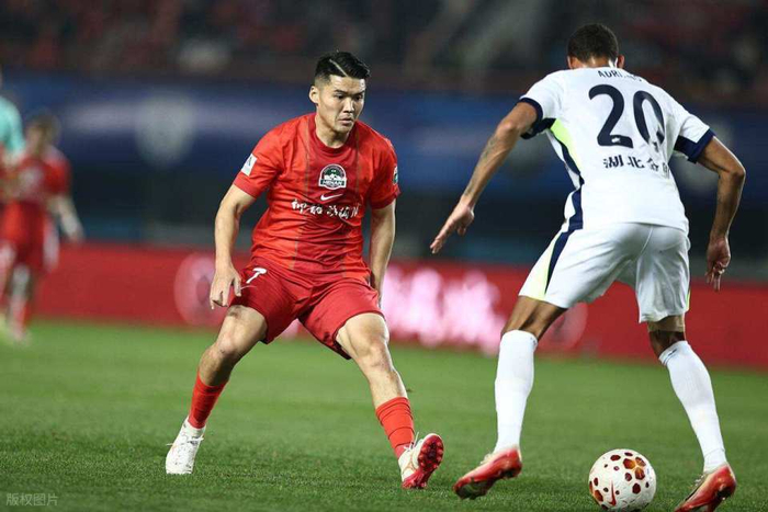 钟义浩百场里程碑背后教练更迭如何重塑其职业