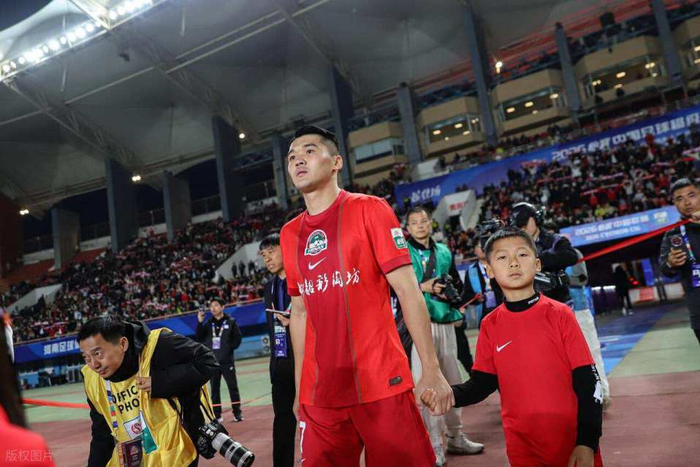 钟义浩百场里程碑背后教练更迭如何重塑其职业