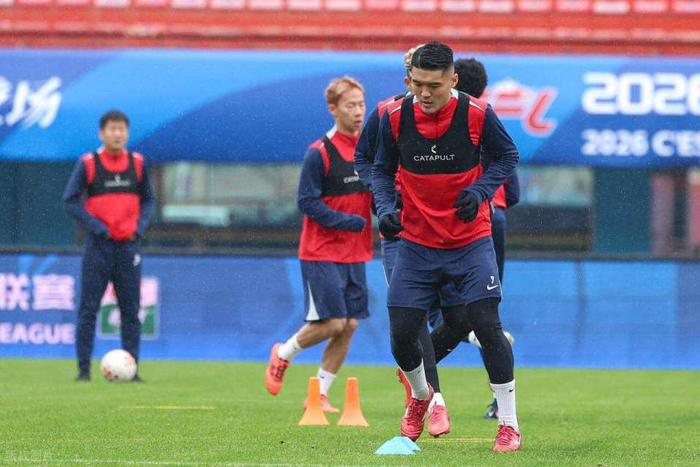 钟义浩百场里程碑背后教练更迭如何重塑其职业