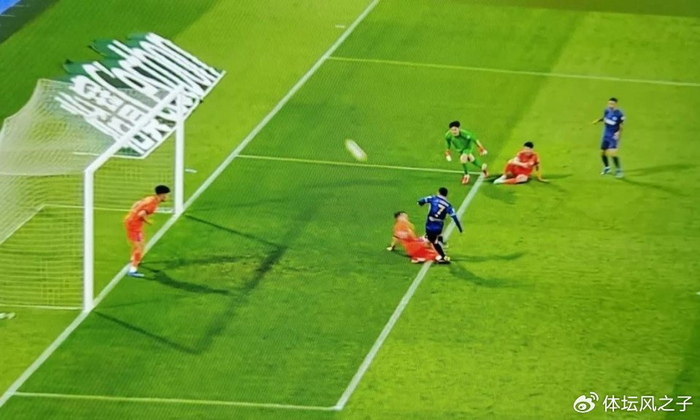 山东泰山客场逆转津门虎 裁判判罚尺度引争议