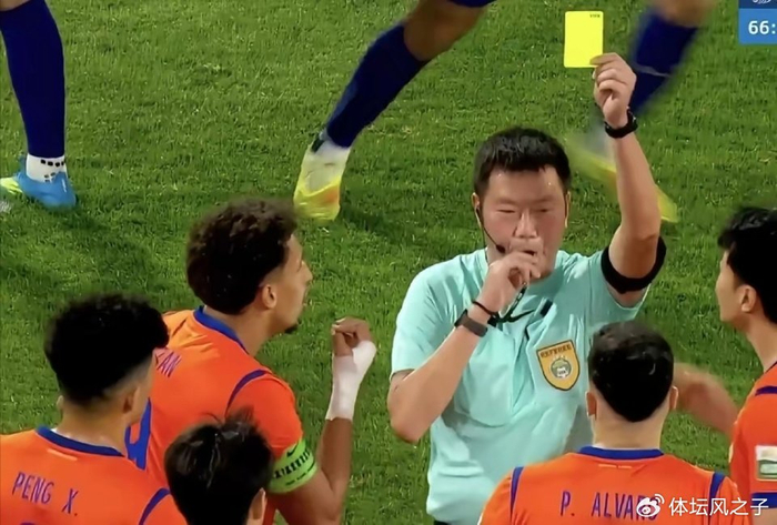 山东泰山客场逆转津门虎 裁判判罚尺度引争议
